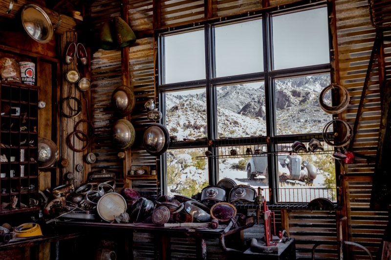 cordonnerie-PIERREFEU DU VAR-min_shop_window_part_junk_abandoned-138873